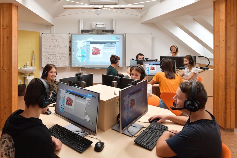 Učenje stranih jezika sa grupom učenika koji sjede za računarom i uče nove riječi