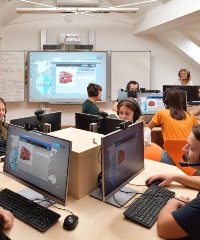 Učenje stranih jezika sa grupom učenika koji sjede za računarom i uče nove riječi